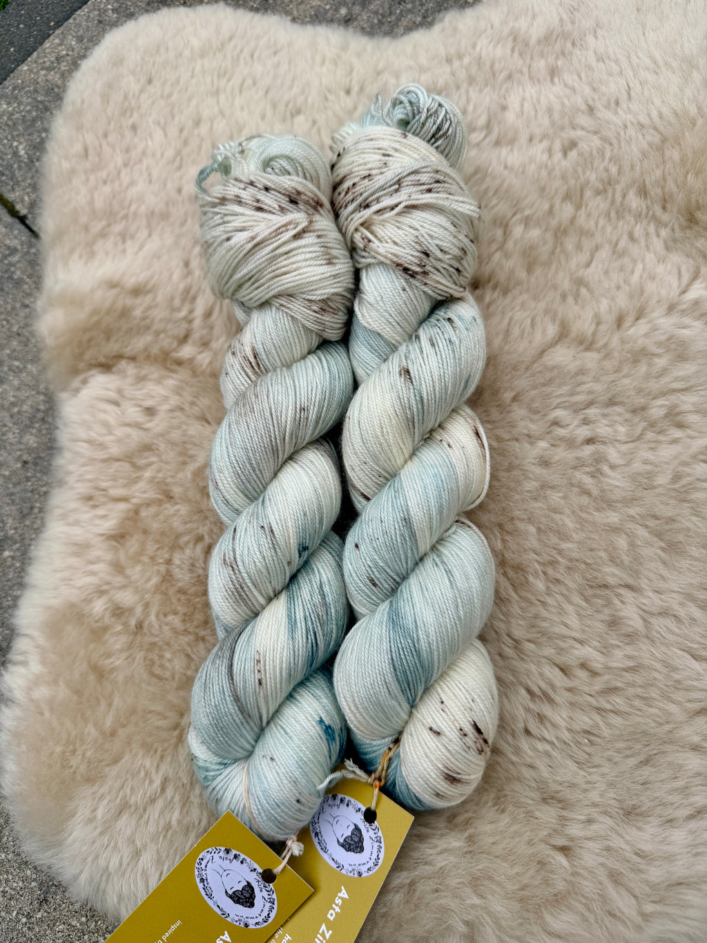 "Zacht tussen wolken en golven" MeerSeide 70% merino 20% moerbeizijde 10% kasjmier 400m/100g
