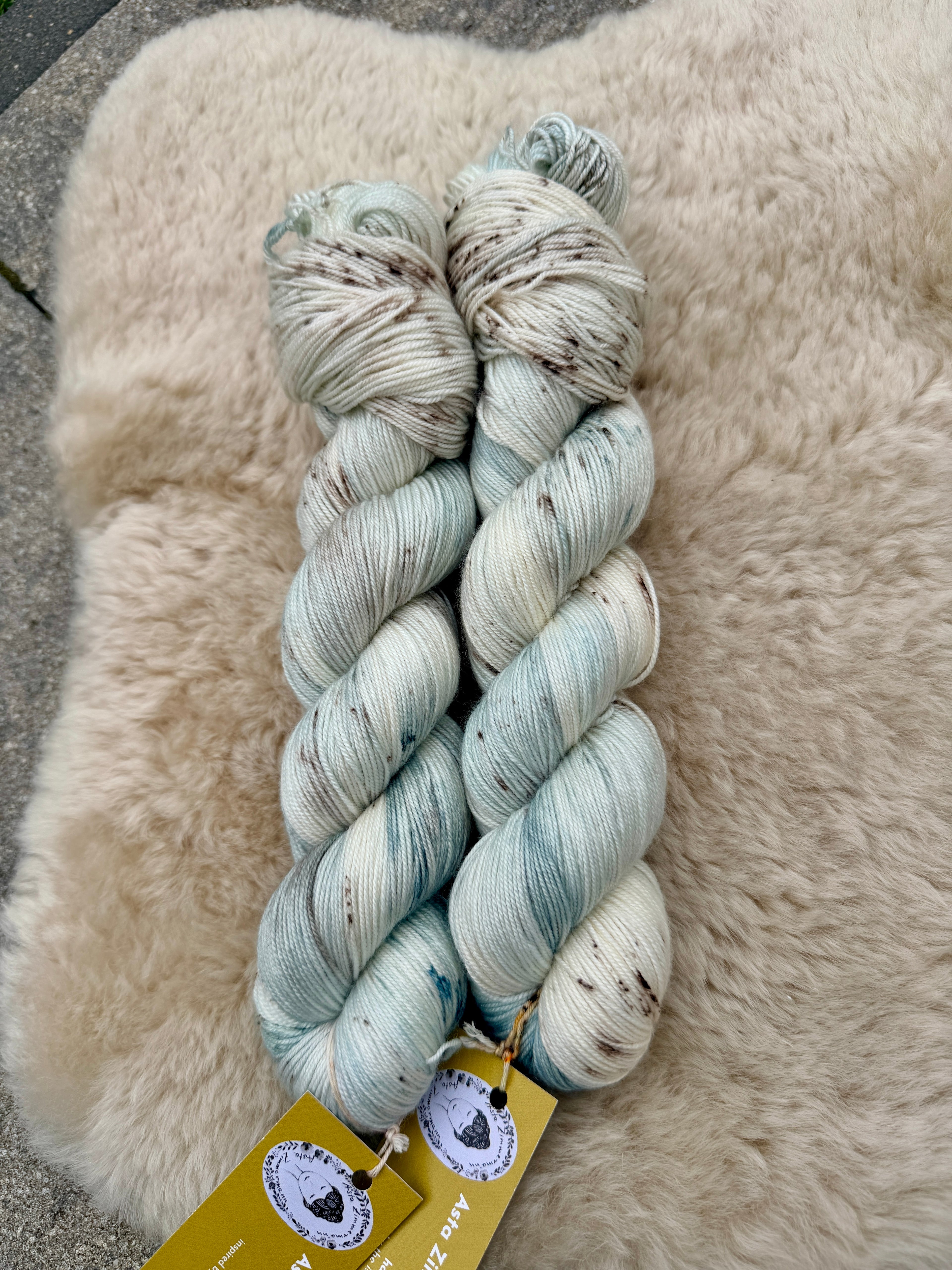 "Zacht tussen wolken en golven" MeerSeide 70% merino 20% moerbeizijde 10% kasjmier 400m/100g