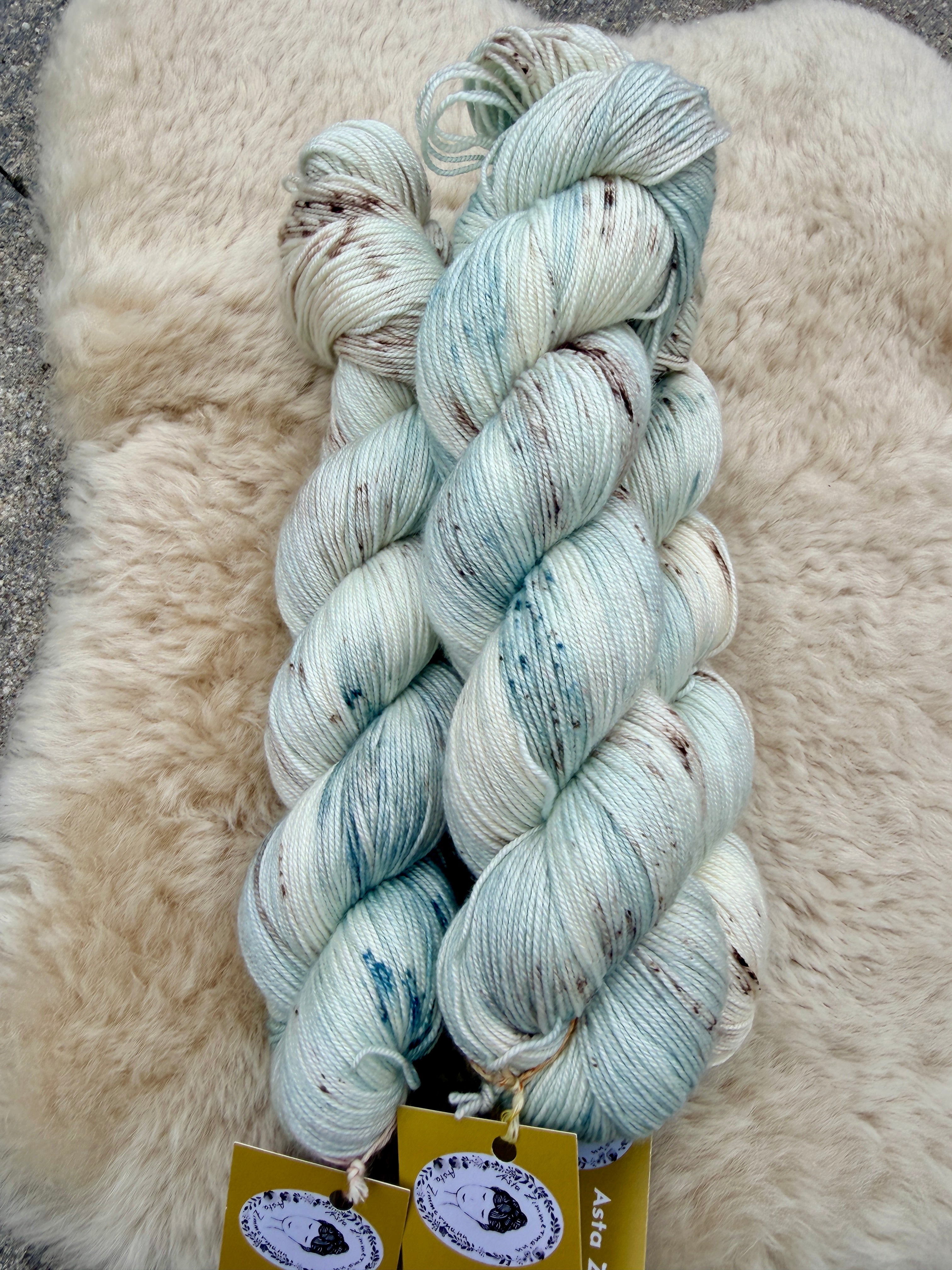 "Zacht tussen wolken en golven" MeerSeide 70% merino 20% moerbeizijde 10% kasjmier 400m/100g