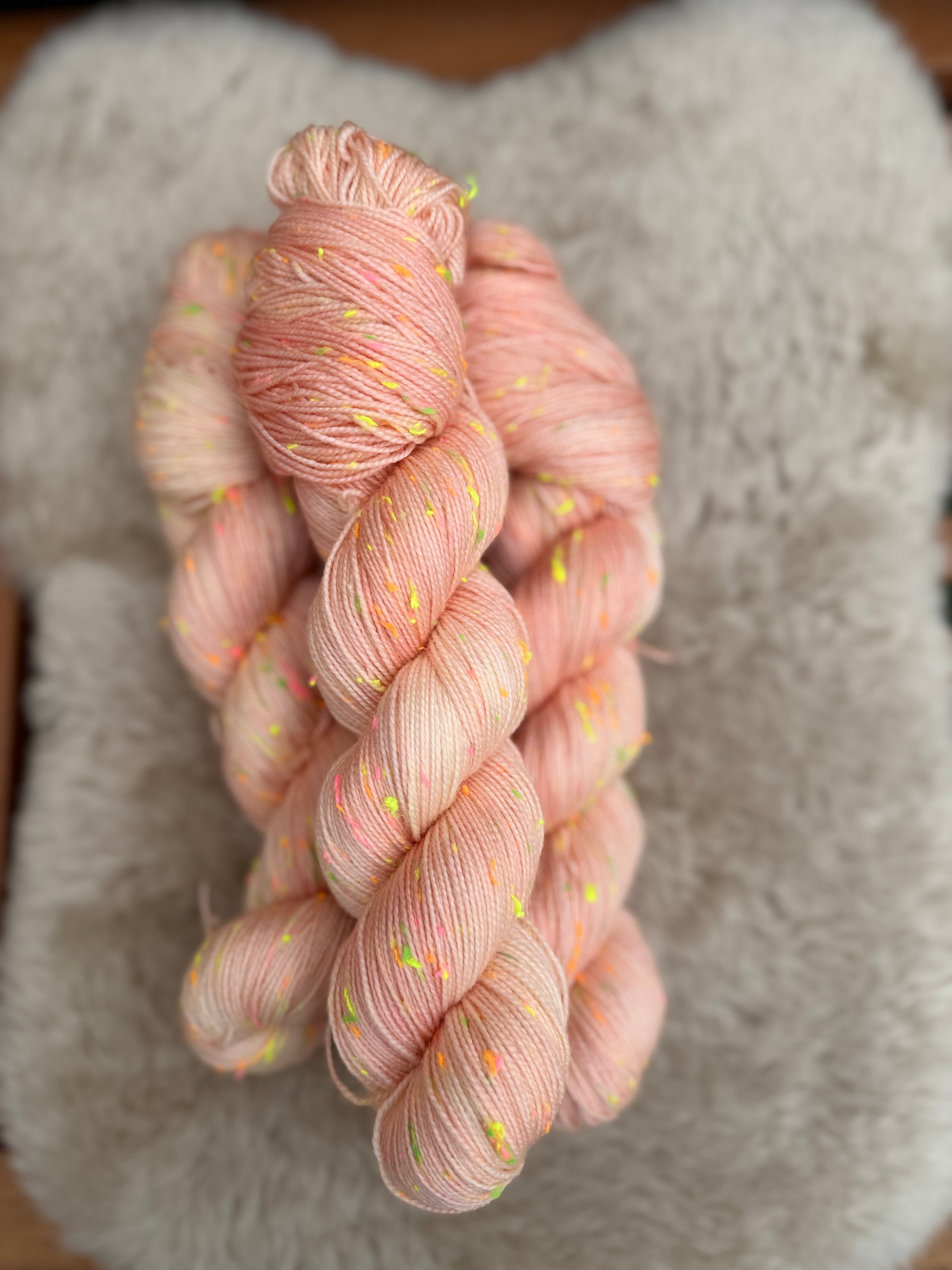 "Gustav lag zu lange in der Düne" Gustavs Nüpsies 85 % Merino 15% Donegal Nep 400m/100g