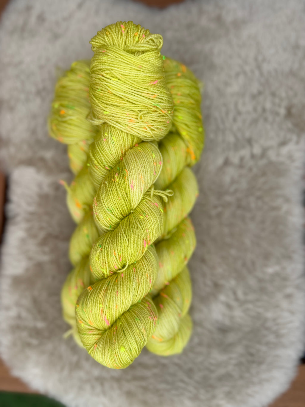 "Gustav klaut den Sonnenschein" Gustavs Nüpsies 85 % Merino 15% Donegal Nep 400m/100g