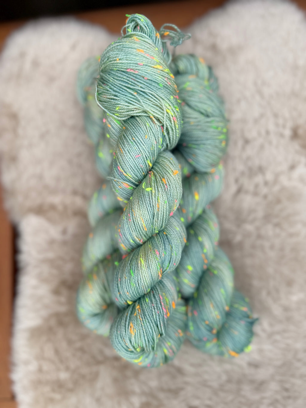 "Gustav spricht mit dem Meer (es antwortet nicht)" Gustavs Nüpsies 85 % Merino 15% Donegal Nep 400m/100g