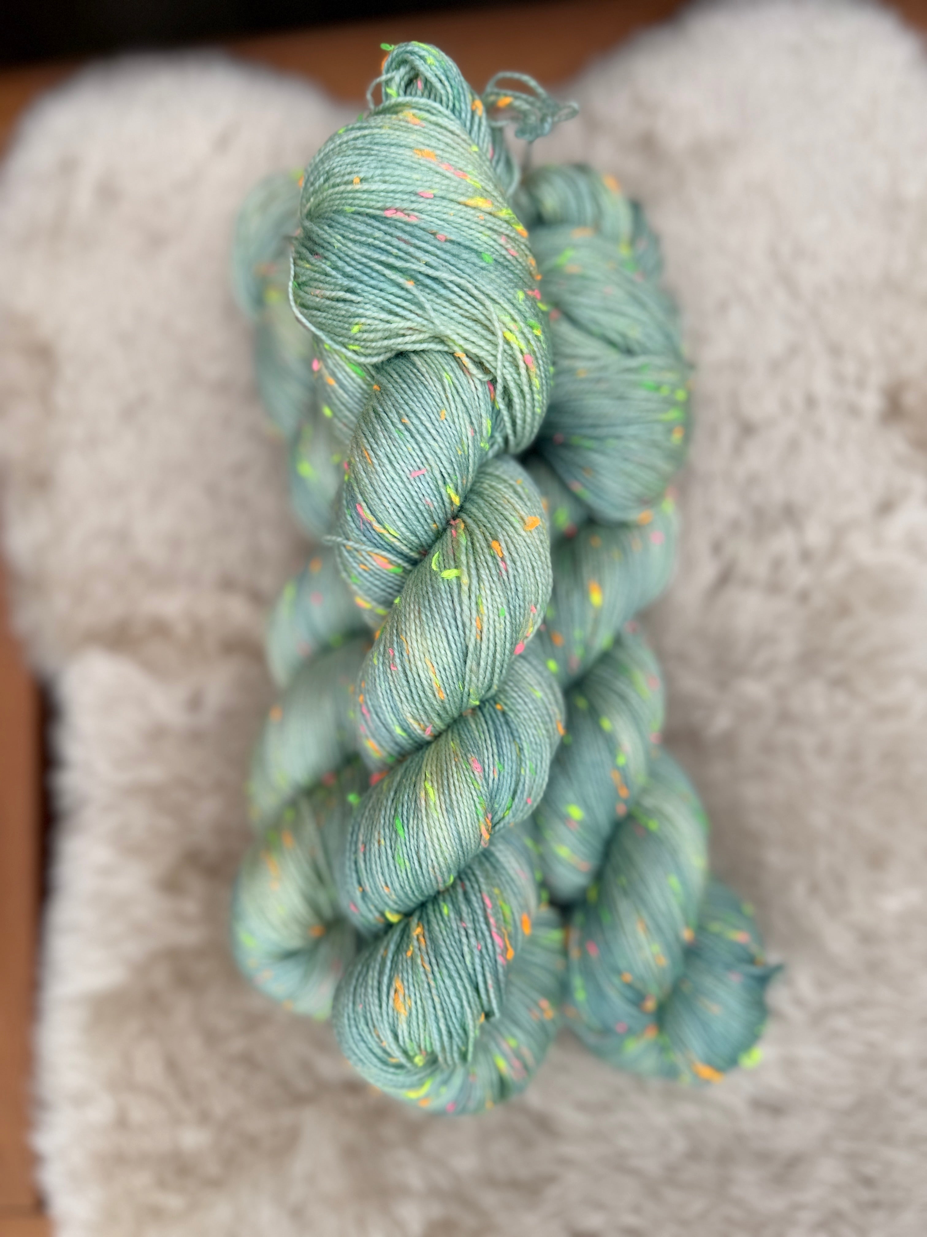 "Gustav spricht mit dem Meer (es antwortet nicht)" Gustavs Nüpsies 85 % Merino 15% Donegal Nep 400m/100g