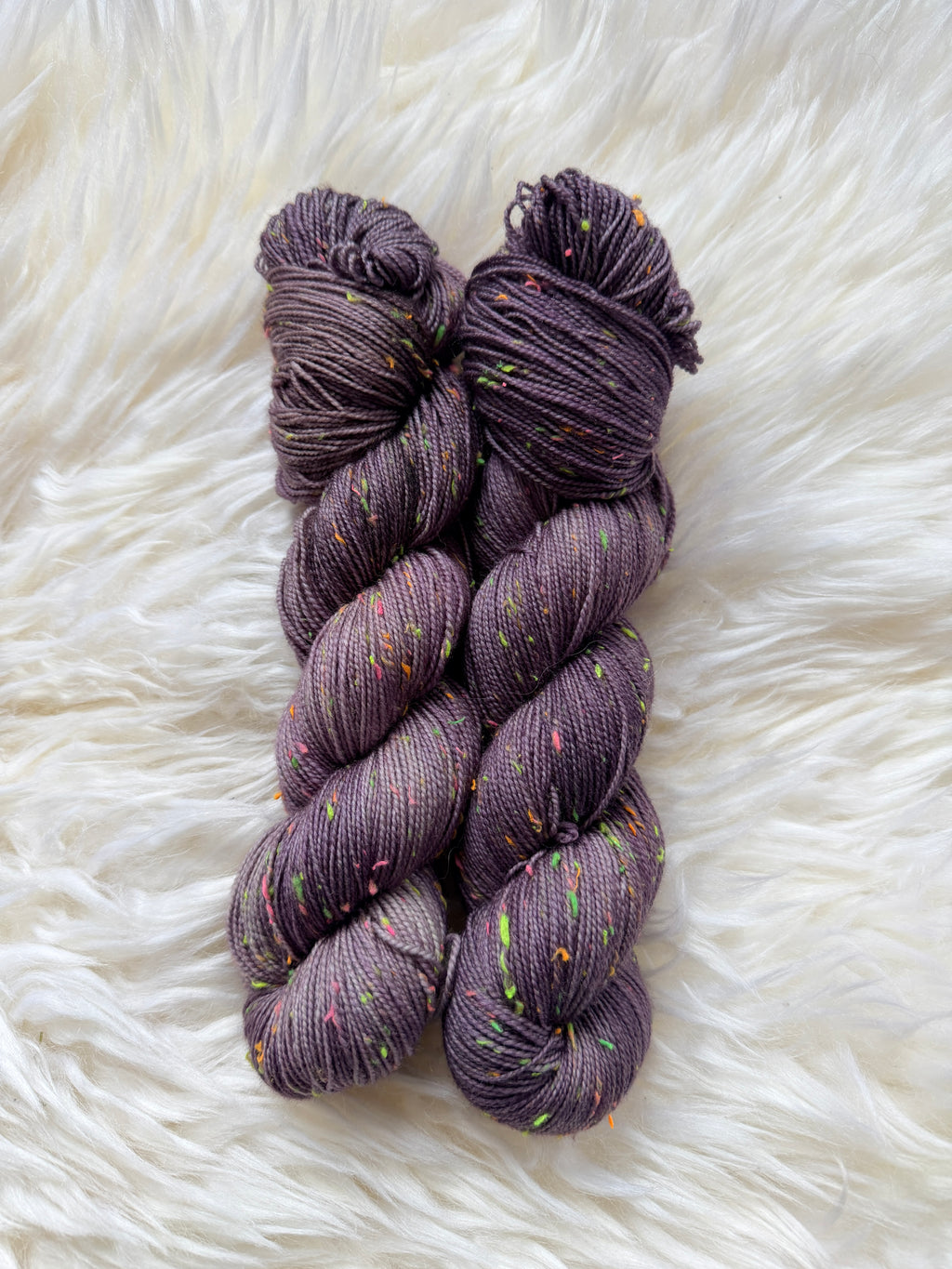"Gustav hat zu viel Kaffee" Gustavs Nüpsies 85 % Merino 15% Donegal Nep 400m/100g