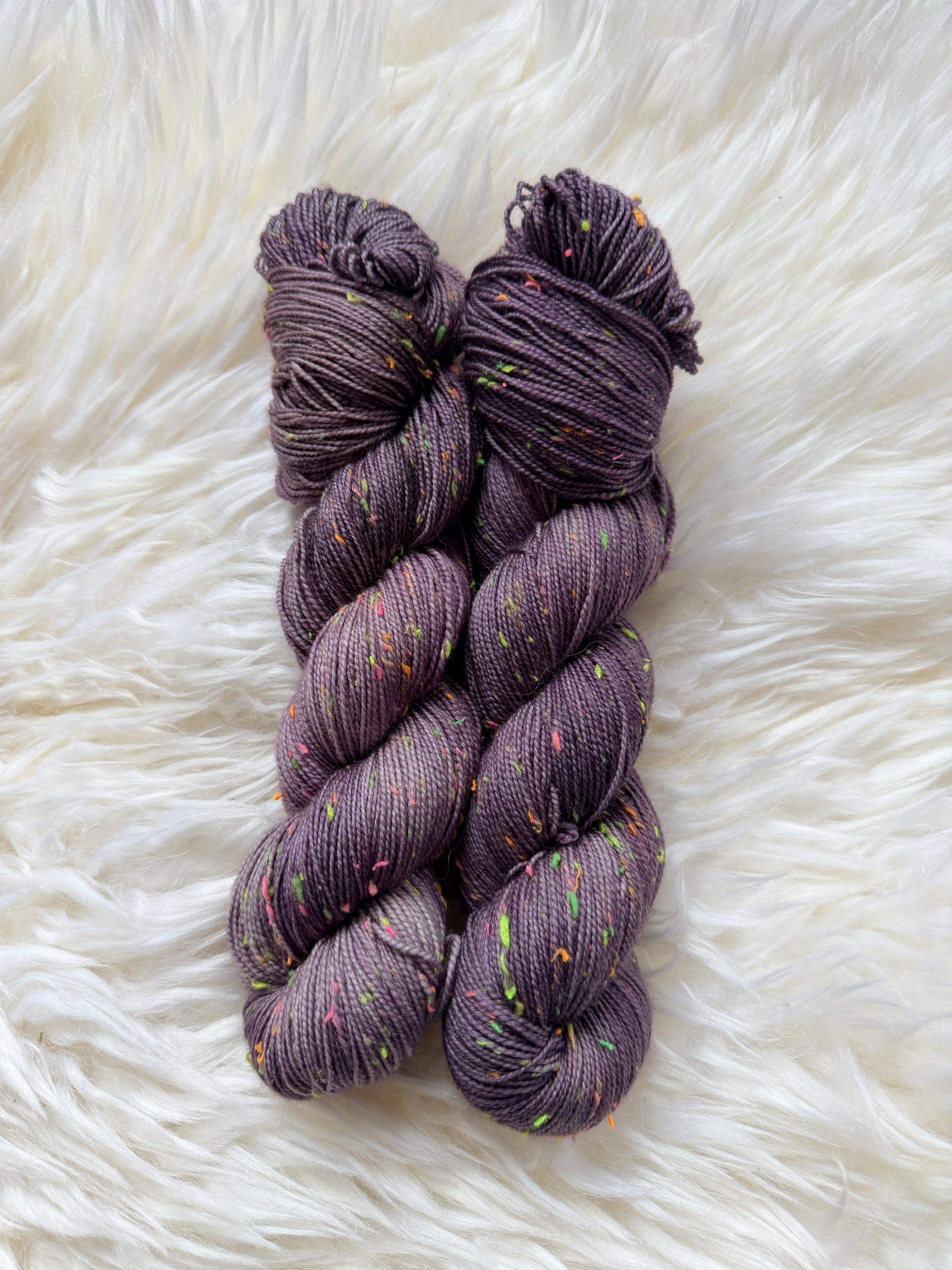 "Gustav hat zu viel Kaffee" Gustavs Nüpsies 85 % Merino 15% Donegal Nep 400m/100g