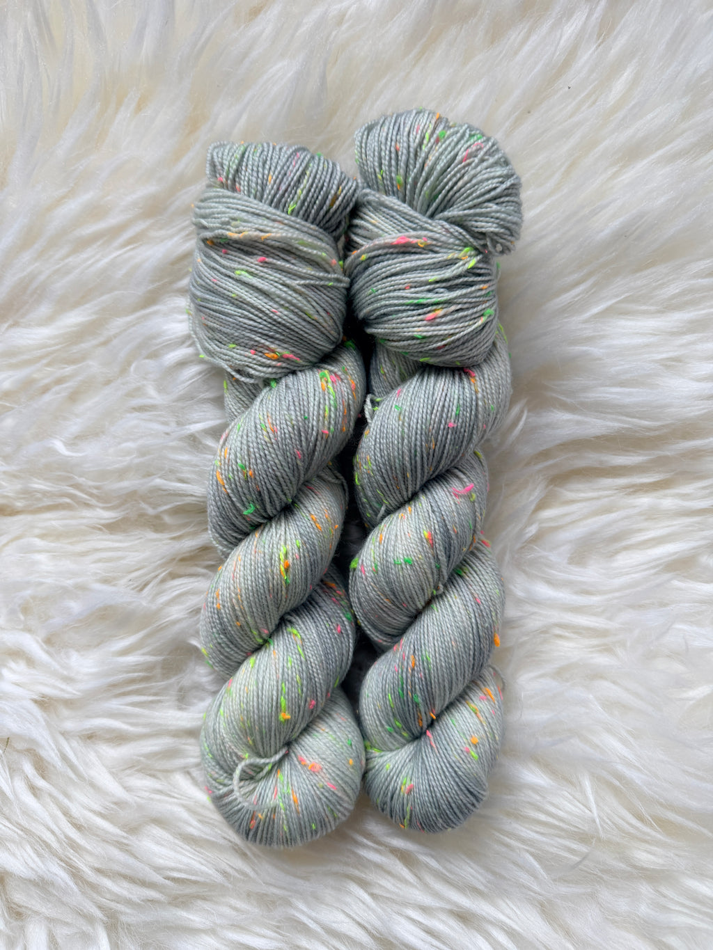 "Gustav und das Konfetti-Wetter" Gustavs Nüpsies 85 % Merino 15% Donegal Nep 400m/100g