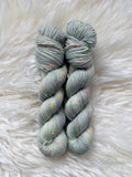 "Gustav und das Konfetti-Wetter" Gustavs Nüpsies 85 % Merino 15% Donegal Nep 400m/100g