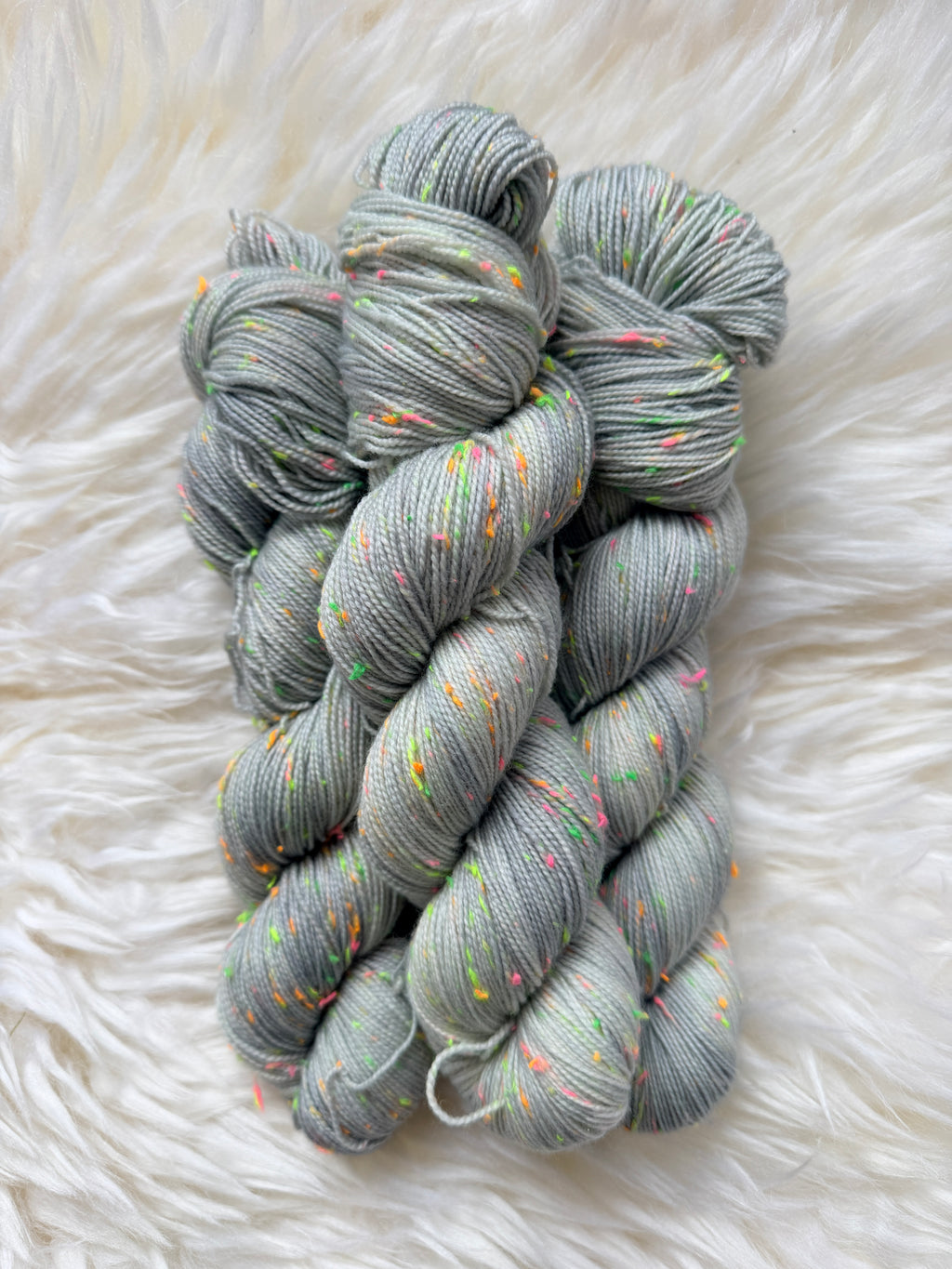 "Gustav und das Konfetti-Wetter" Gustavs Nüpsies 85 % Merino 15% Donegal Nep 400m/100g