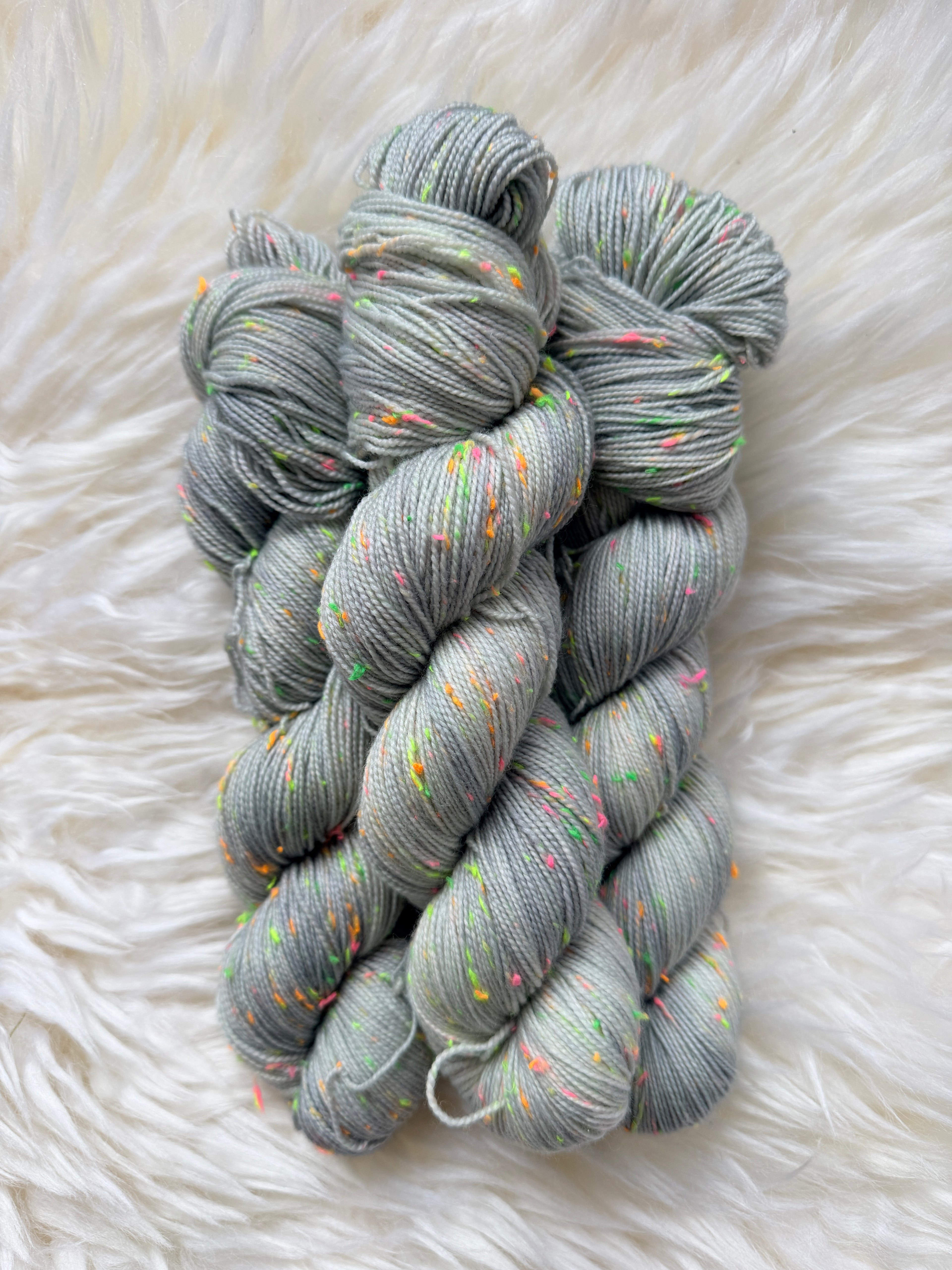 "Gustav und das Konfetti-Wetter" Gustavs Nüpsies 85 % Merino 15% Donegal Nep 400m/100g