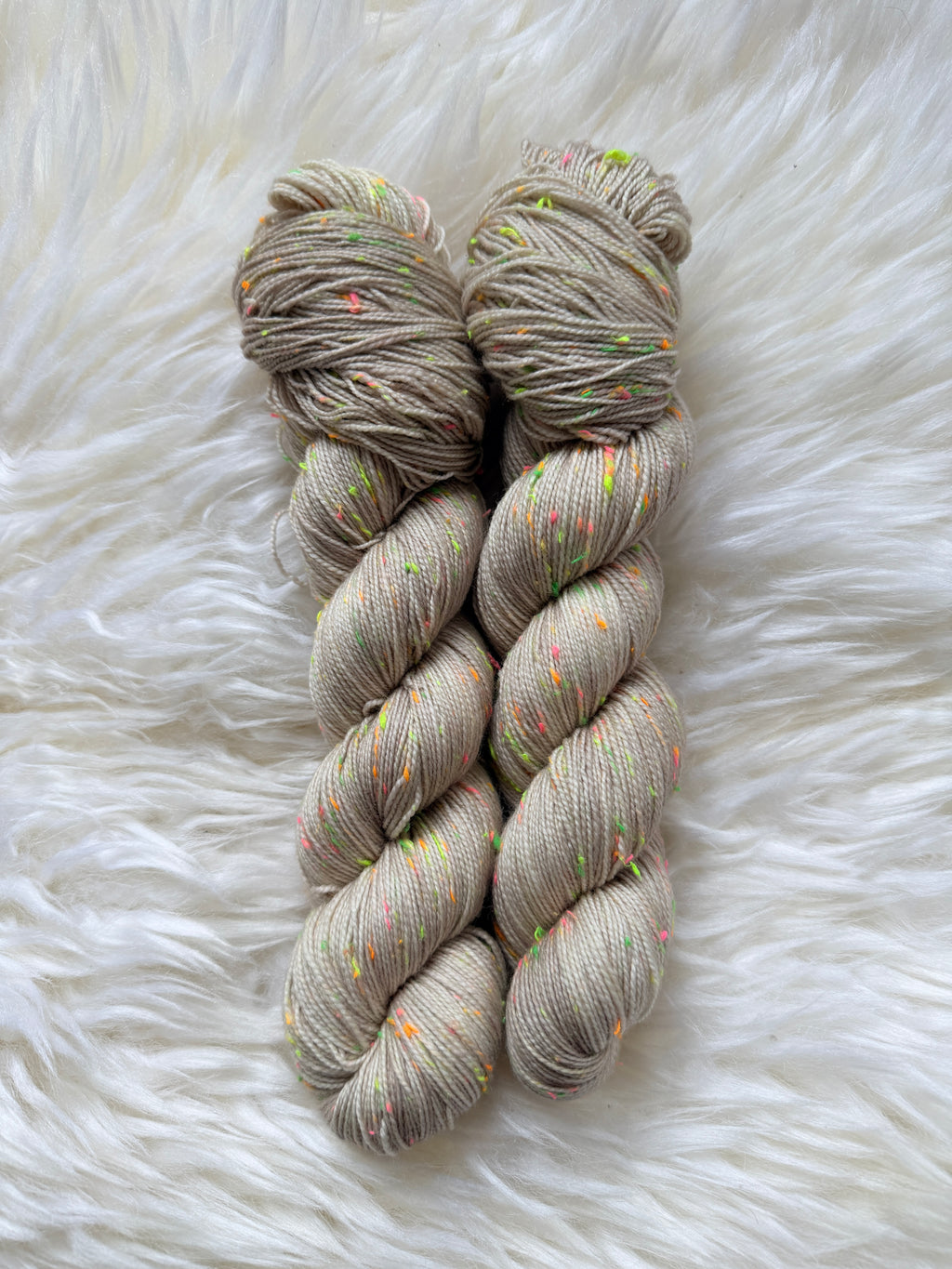 "Gustav macht Dünensalat" Gustavs Nüpsies 85 % Merino 15% Donegal Nep 400m/100g