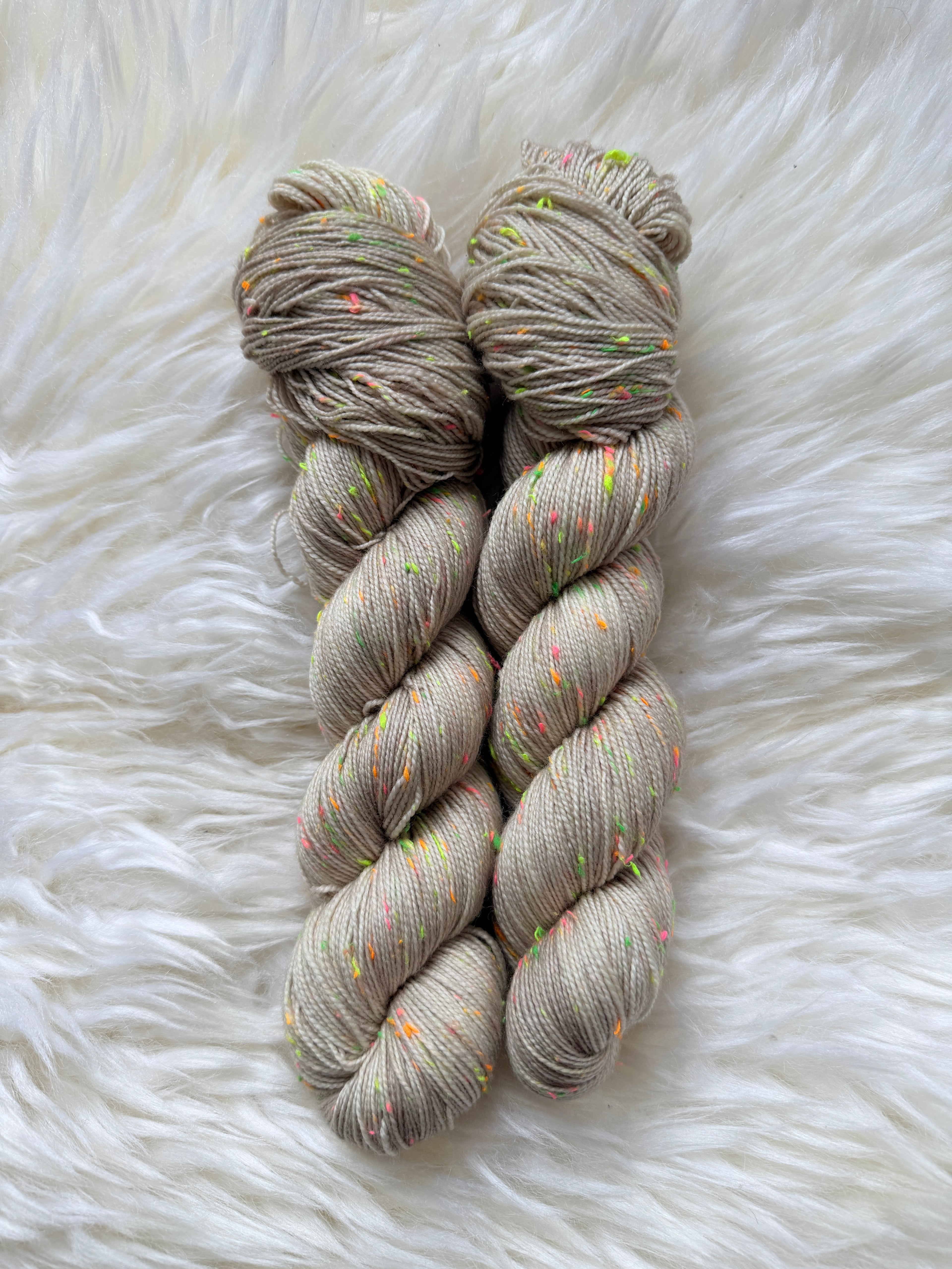 "Gustav macht Dünensalat" Gustavs Nüpsies 85 % Merino 15% Donegal Nep 400m/100g
