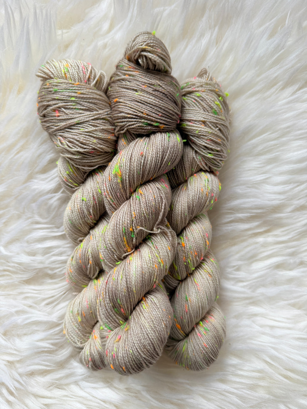 "Gustav macht Dünensalat" Gustavs Nüpsies 85 % Merino 15% Donegal Nep 400m/100g