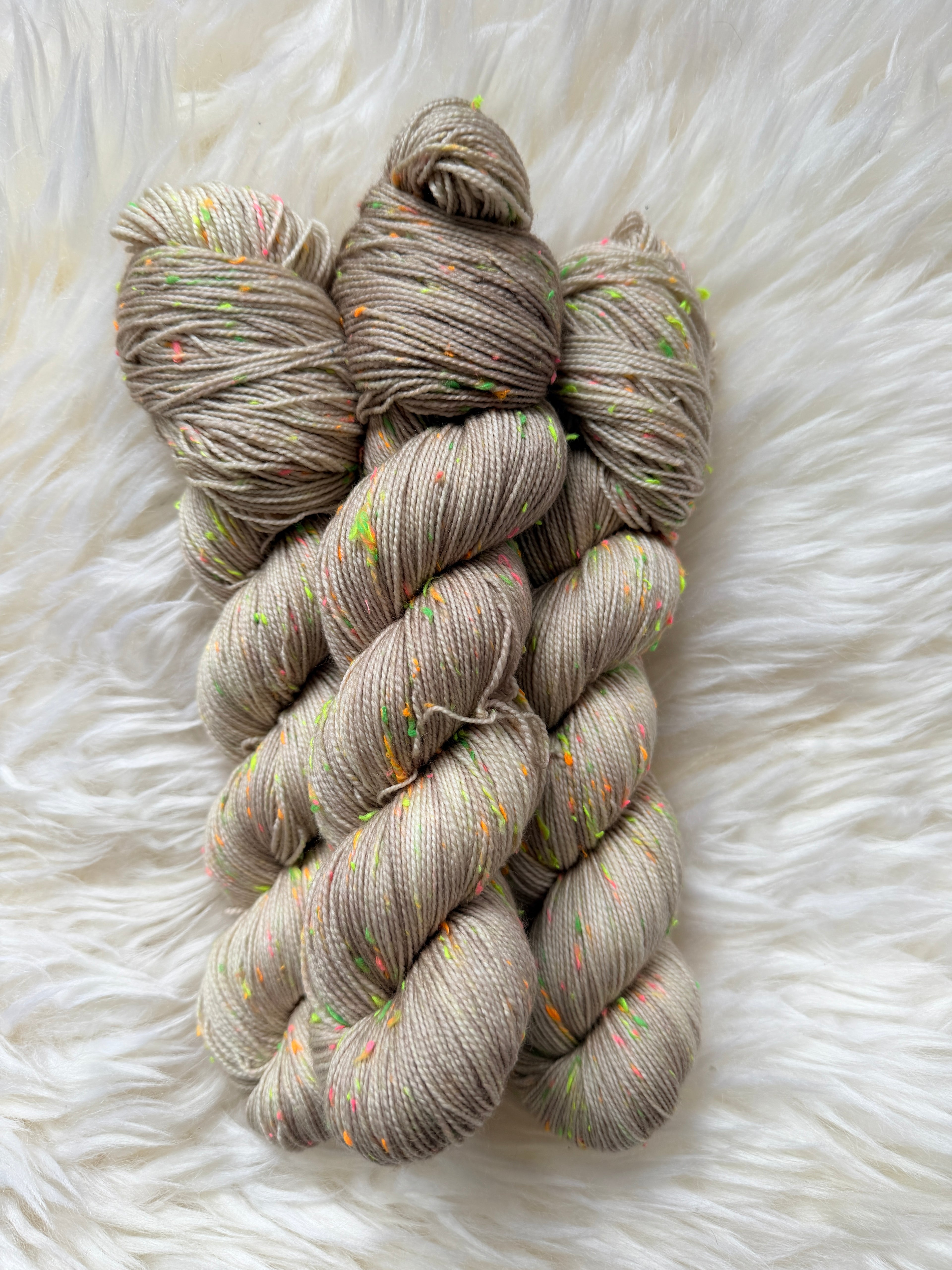 "Gustav macht Dünensalat" Gustavs Nüpsies 85 % Merino 15% Donegal Nep 400m/100g