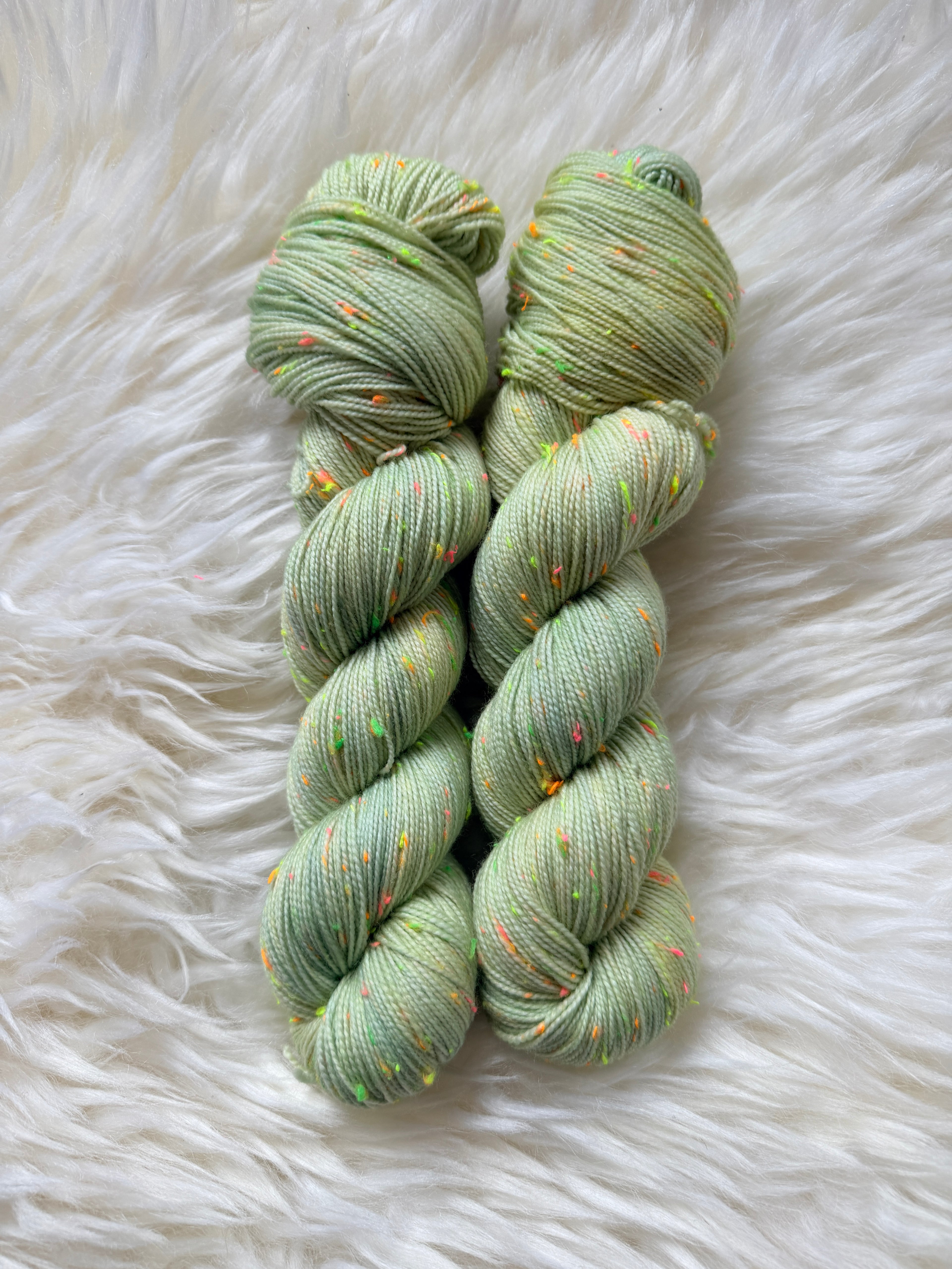"Gustav und die wilden Schafe" Gustavs Nüpsies 85 % Merino 15% Donegal Nep 400m/100g