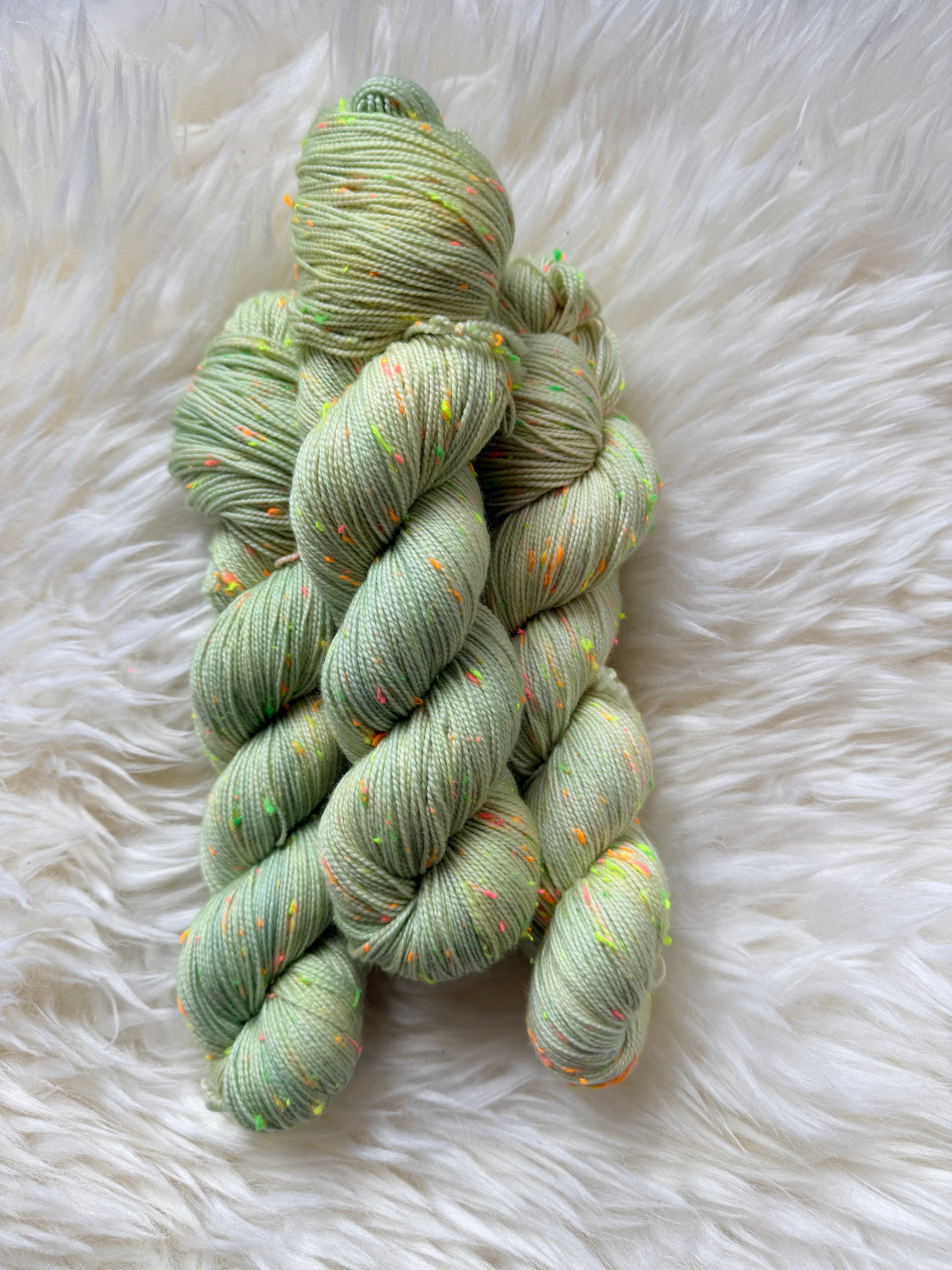 "Gustav und die wilden Schafe" Gustavs Nüpsies 85 % Merino 15% Donegal Nep 400m/100g
