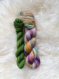"leicht •salzig • himmelweit • frei (mit grünem-Mini)" SOCKSET 75 % Merino 25% Nylon 425m/100g plus Mini-Strang
