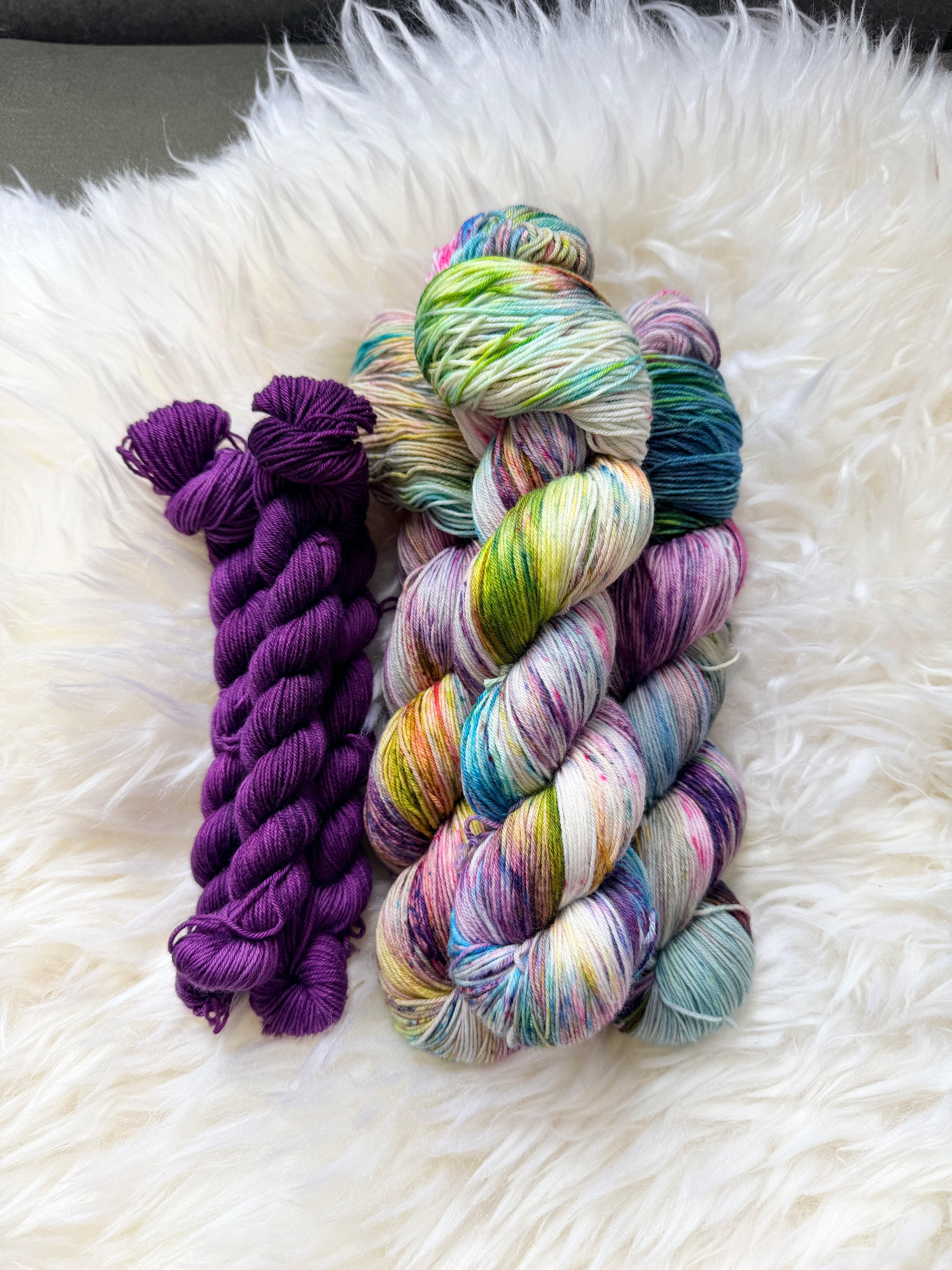 "leicht •salzig • himmelweit • frei (mit Purple-Mini)" SOCKSET 75 % Merino 25% Nylon 425m/100g plus Mini-Strang