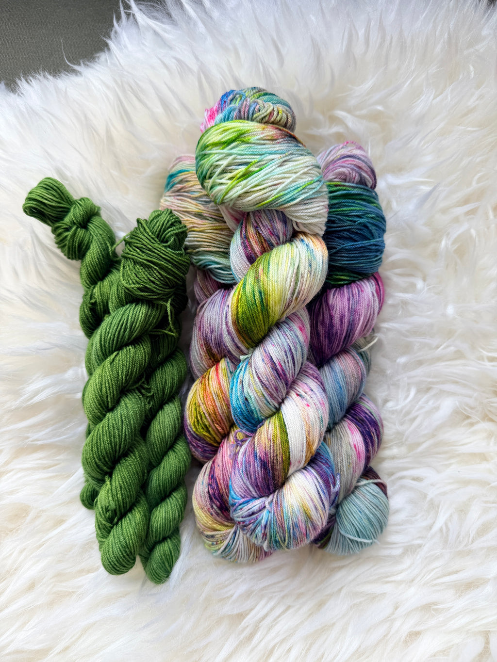 "leicht •salzig • himmelweit • frei (mit grünem-Mini)" SOCKSET 75 % Merino 25% Nylon 425m/100g plus Mini-Strang