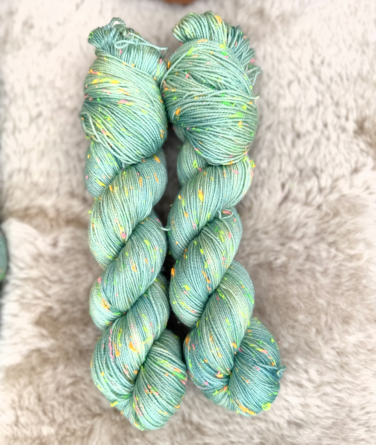 "Gustav spricht mit dem Meer (es antwortet nicht)" Gustavs Nüpsies 85 % Merino 15% Donegal Nep 400m/100g